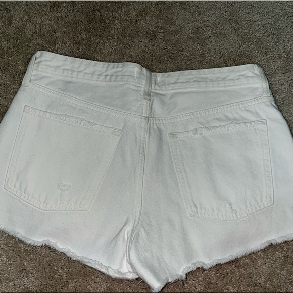 Abercrombie and fitch brand new white low rise shorts in a size 28 (6). - Picture 2 of 2